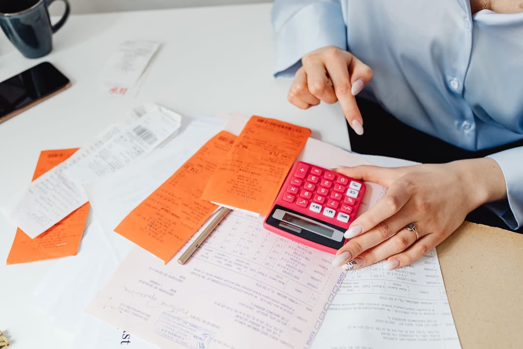 Bookkeeper separating office supplies from inventory purchases using clear account categories