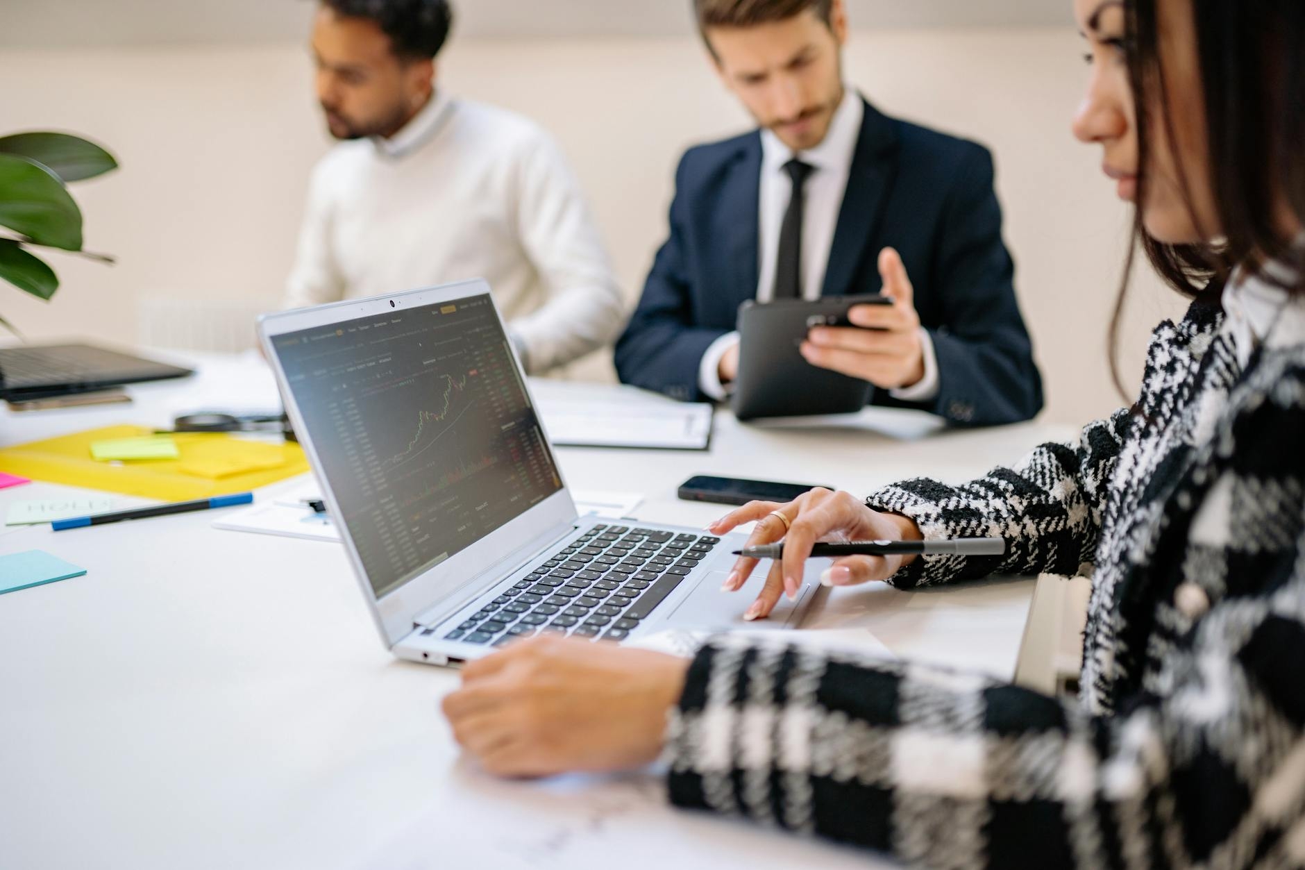 Reminder Workflows That Keep Sales and Finance Teams on Track