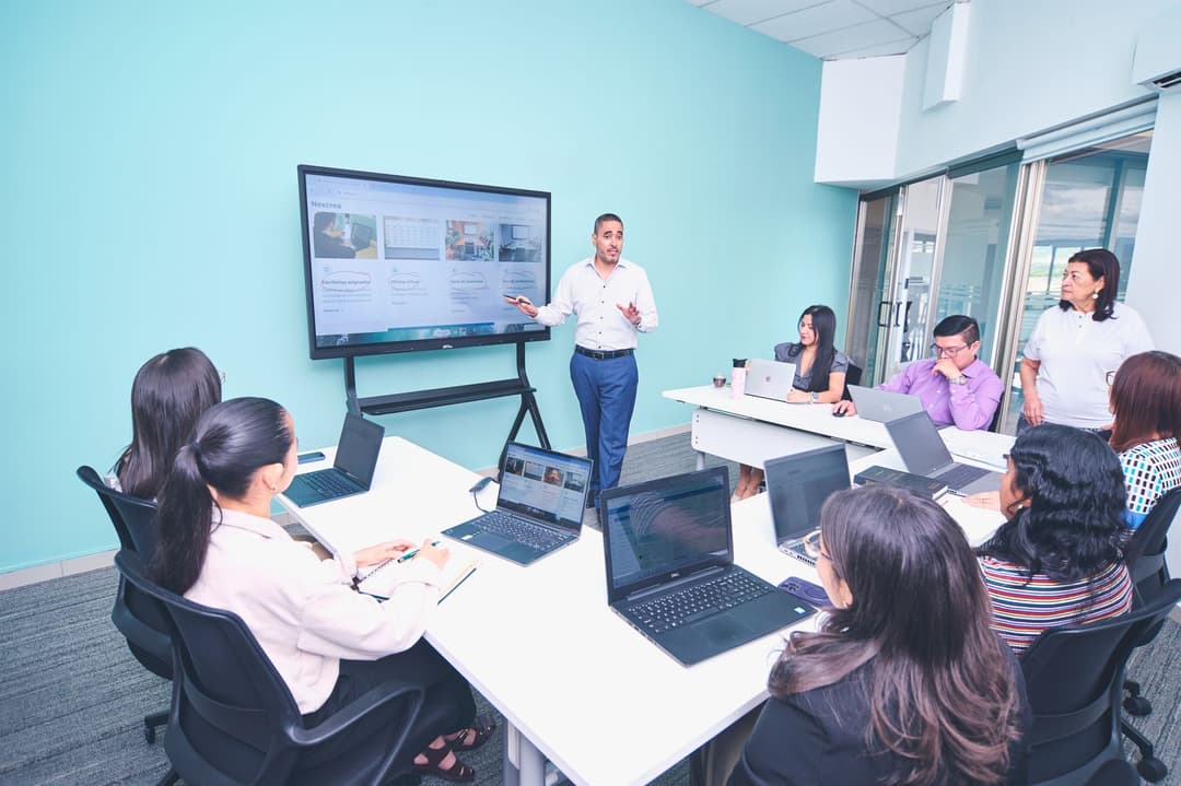 Operations team aligning sales commitments with fulfilment workflow
