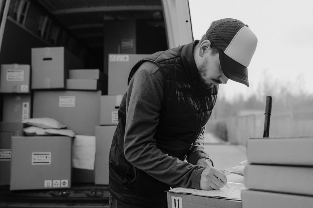 Warehouse receiver comparing actual received quantities with a purchase order